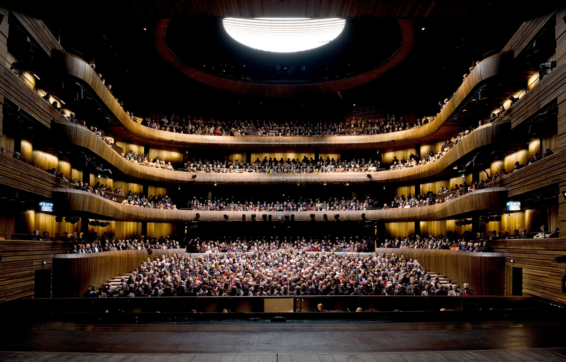 The building in Oslo breaks the stereotype about the elitism of opera art