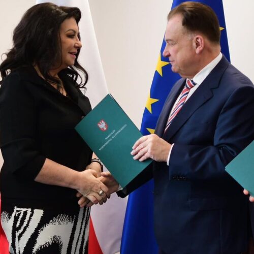 Alicja Wegorzewska-Whiskerd przez kolejne 40 miesięcy ponownie pokieruje Warszawską Opera Kameralną